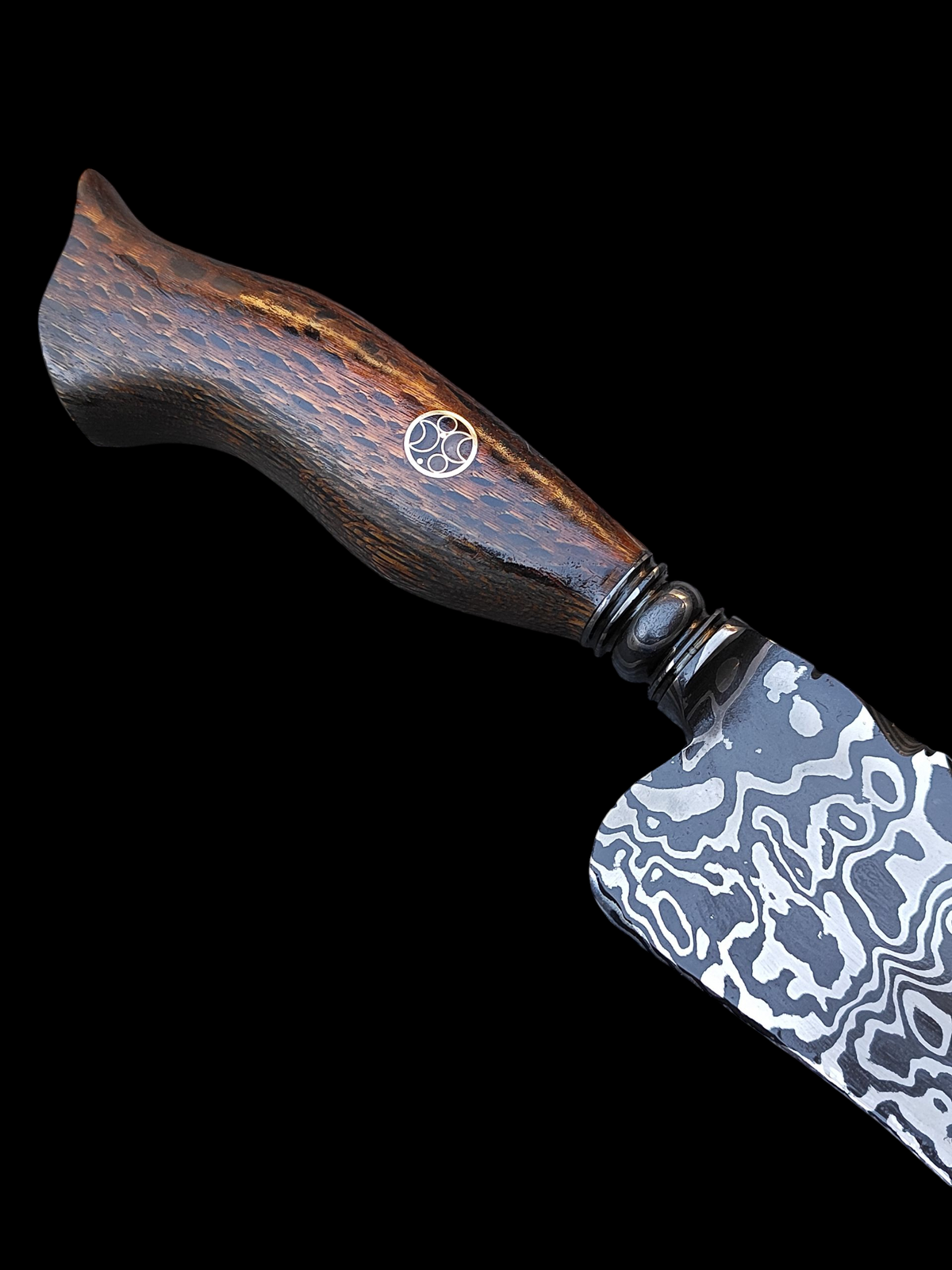 Faca Artesanal em Aço Damasco – Edição Colecionador – Padrão Aleatório – 9" Lâmina