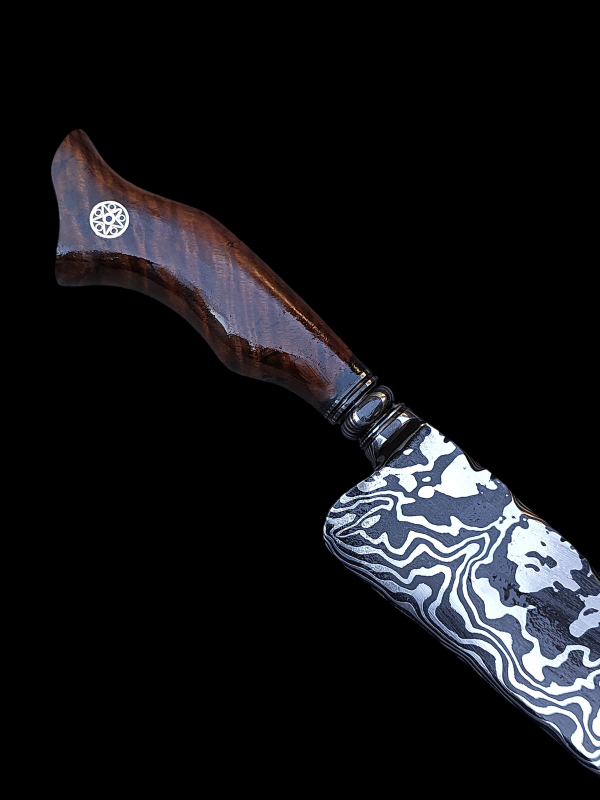 Faca Artesanal em Aço Damasco – Edição Colecionador – Padrão Aleatório – 9" Lâmina