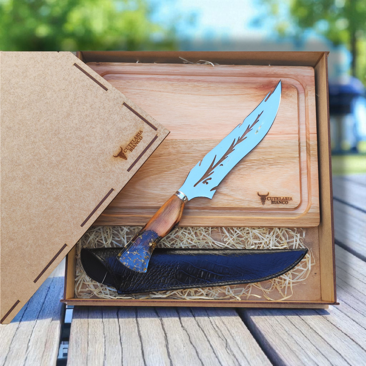 Kit Presente Pluma Bianco – Faca artesanal P/Churrasco + Tabua personalizada + Caixa P/Presente + Case em Couro