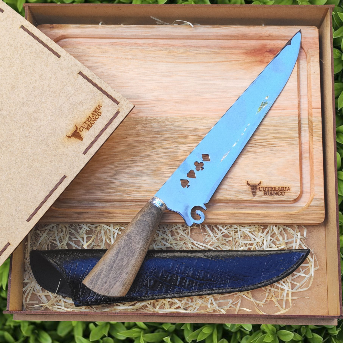 Kit Presente NAIPS Bianco – Faca artesanal P/Churrasco + Tabua personalizada + Caixa P/Presente + Garra para Churrasco + Case em Couro