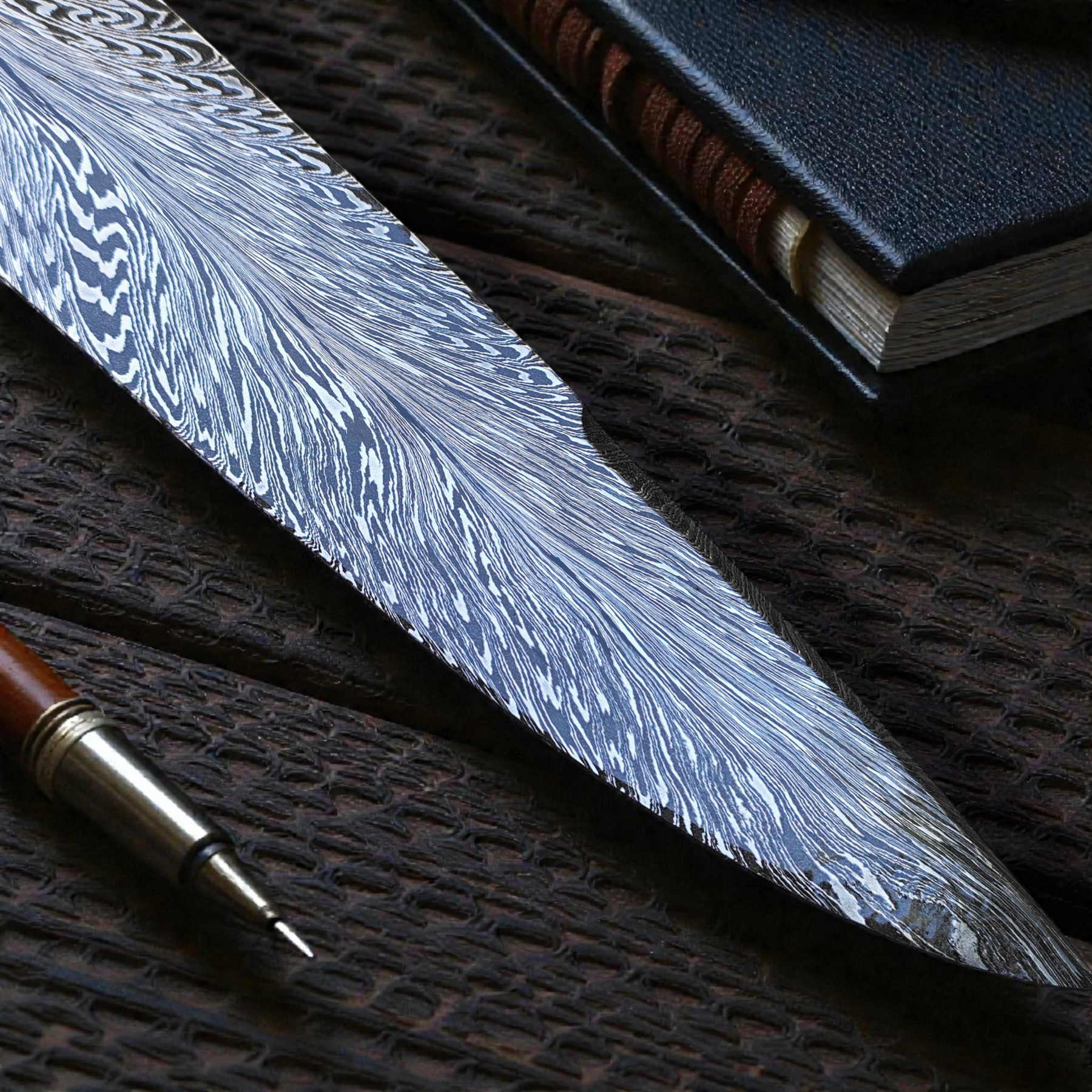 Edição Exclusiva para Colecionadores Modelo PLUME — Obra de Arte em Aço Damasco