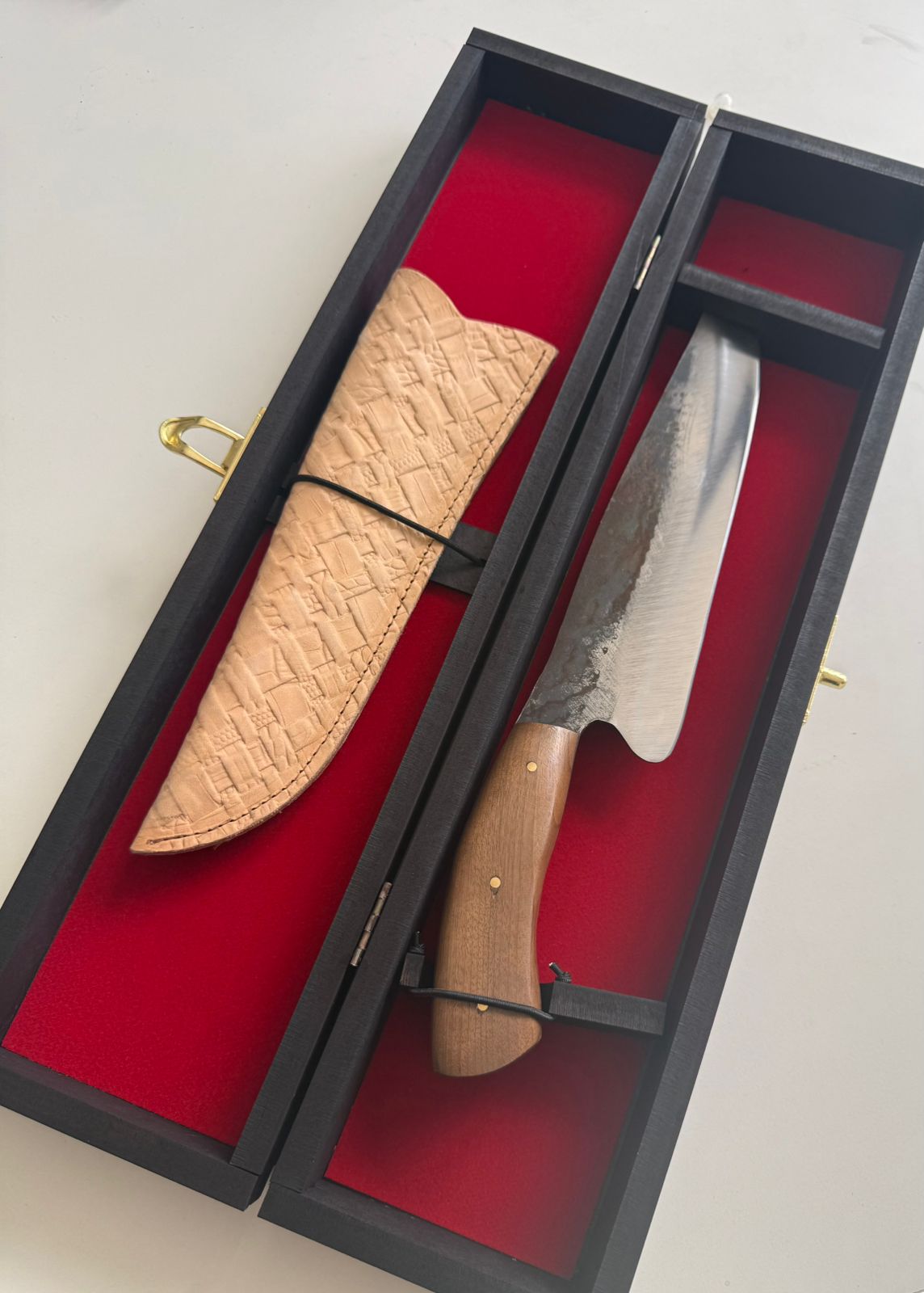 Faca Artesanal Brut Forge em Disco de Arado + Bainha em Couro + Personalização na Lâmina + Brindes